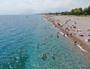 Antalya’da nem yüzde 80’i buldu, sahiller doldu