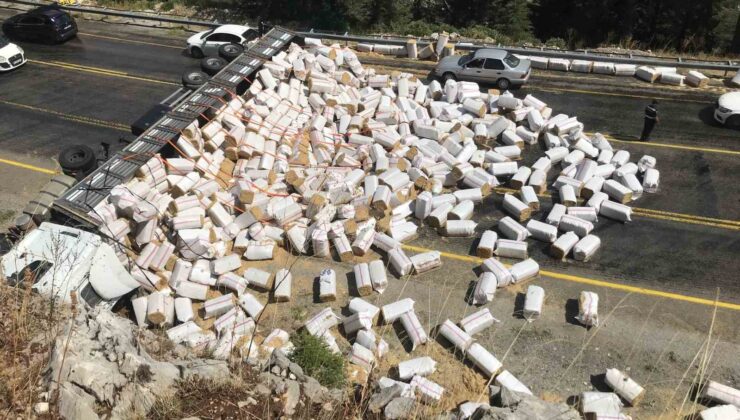 Antalya’da saman yüklü tır devrildi, sürücü yaralandı