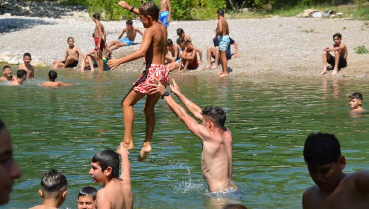 Antalya’da sıcaktan bunalan çocuklar Üzümdere Irmağında biriken gölette serinledi