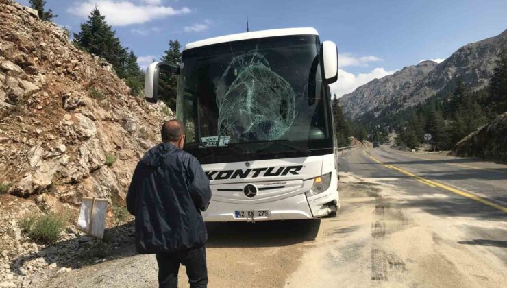 Antalya’da yolcu otobüsünün bariyerlere çarptığı kaza ucuz atlatıldı