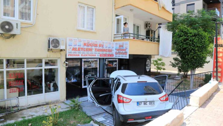 Apartman bahçesine uçan araç açık işyerine santimetreler kala durabildi
