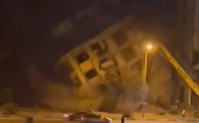 Araçlar geçerken yaşanan yıkım yürekleri ağza getirdi