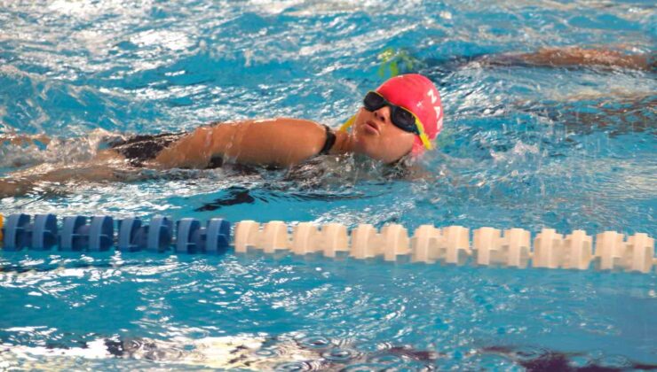 Ayağını suya sokmaya korkarak başladı, şimdi ise yüzmede rakip tanımıyor