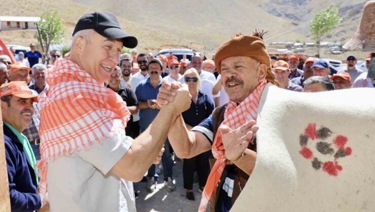Başkan Özçelik batı yaylalarında vatandaşlarla buluştu