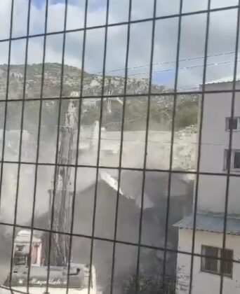 Bina yıkımı esnasında operatörün ölümden döndüğü anlar kamerada