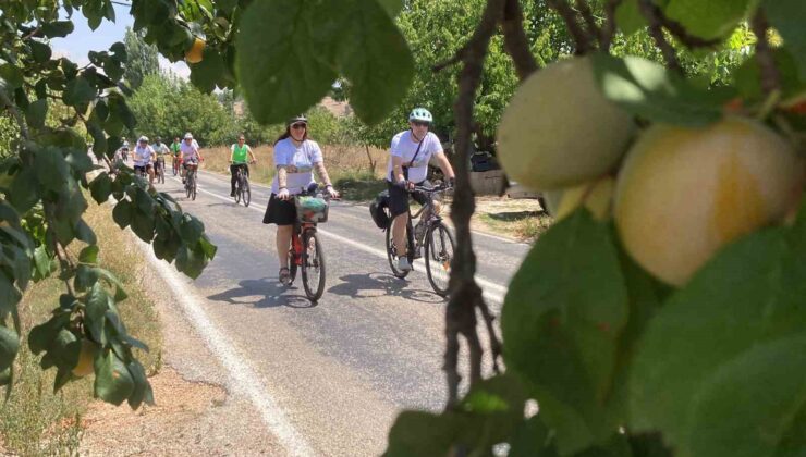 Bisiklet ve paraşüt sevdalıları Mersin Erdemli’de buluştu