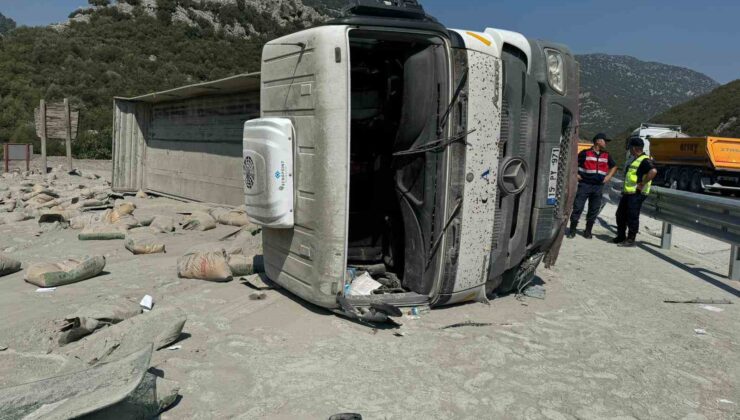Burdur-Antalya karayolunda tır devrildi, yol trafiğe kapandı
