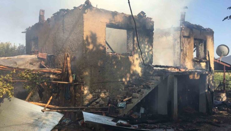 Burdur’da çıkan yangında köy evi küle döndü