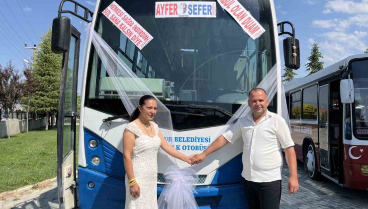 Burdur’da ekmek teknesi halk otobüsünü gelin arabası yaptı, eşiyle birlikte mutluluk turu attı