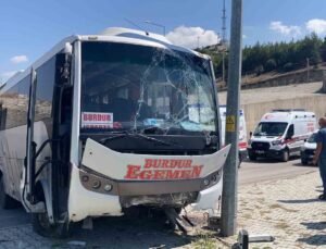 Burdur’da freni patlayan yolcu midibüsü üst yoldan otogar içine düştü:15 yaralı