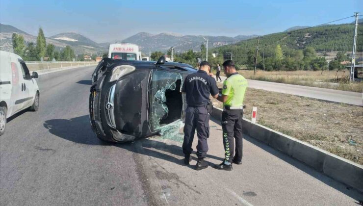 Burdur’da kontrolden çıkan otomobil refüje çarpıp devrildi: 1 yaralı