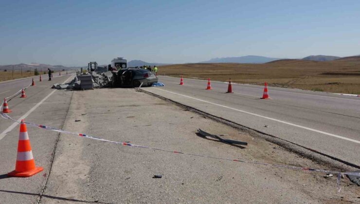 Burdur’da otomobil, refüj yapımı için bırakılan bordür taşı yığınına çarptı: 2 ölü, 1 yaralı