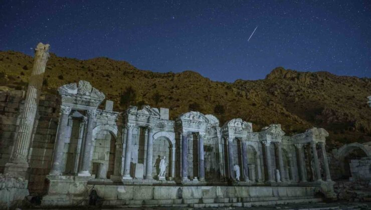 Burdur’un görkemli tarihi yapıları gökyüzünün ışıltılı şovuna tanıklık etti