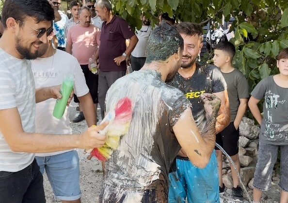Damadı evleneceğine pişman ettiler, ketçap, sirke ve gres yağına buladılar