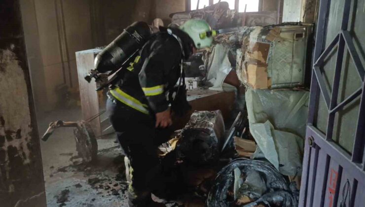 Depoda çıkan yangına hortumlarla müdahale ettiler