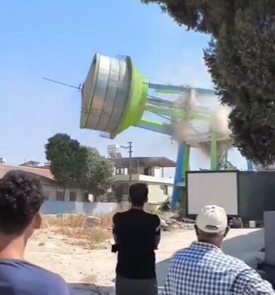 Depremde hasar gören su deposu iş makinesinin darbesiyle yıkıldı