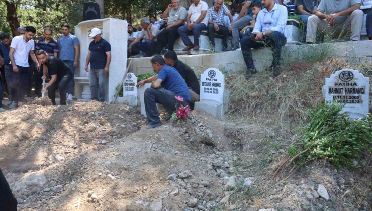 Depremden bu yana sürdürdüğü 18 aylık yaşam mücadelesini kaybeden adam, evlatları ve eşinin yanına defnedildi