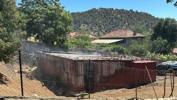 Elektrik arızası sonucu çıkan yangında samanlık kül oldu