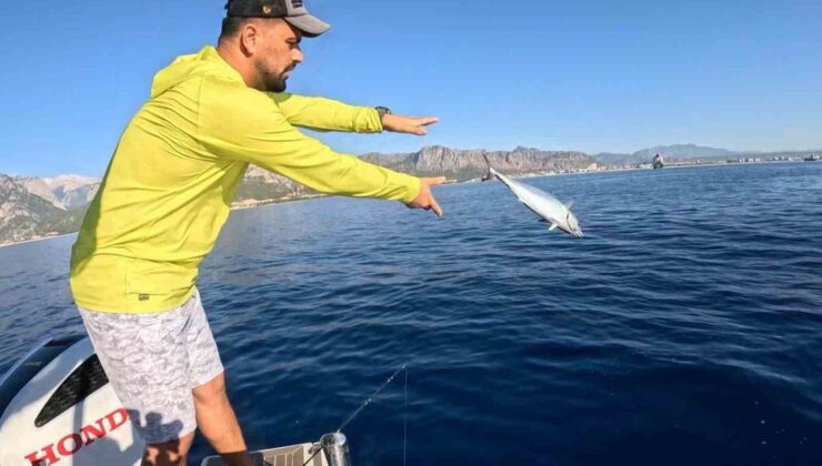 Eşiyle birlikte balık tutan balıkçının zor anı: Tutuğu balığın peşinden geleni görünce dayanamadı