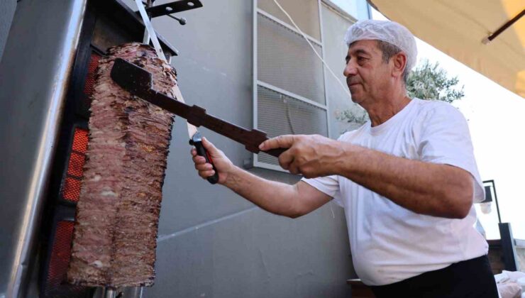 Et fiyatı düştü, iddiayı kaybetti, et döner tezgahını Meclis’e kurarak döner dağıttı