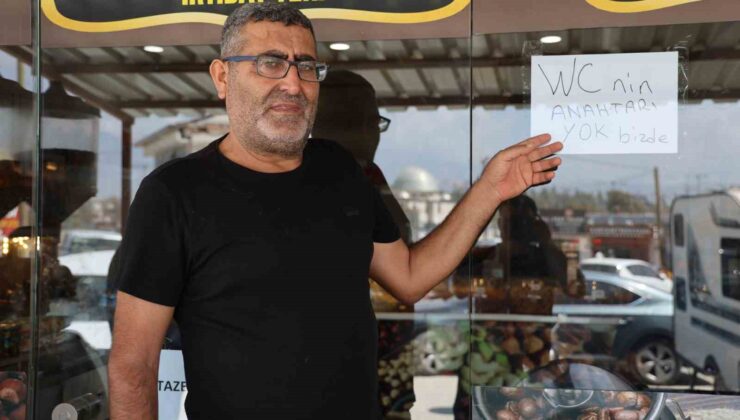 Günde defalarca aynı soruyla karşılaşan esnaf çözümü cama astığı yazıyla buldu
