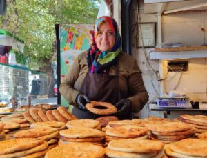 Hacer Usta, 13 yıldır taş ocağının başında çörek ve simit pişiriyor