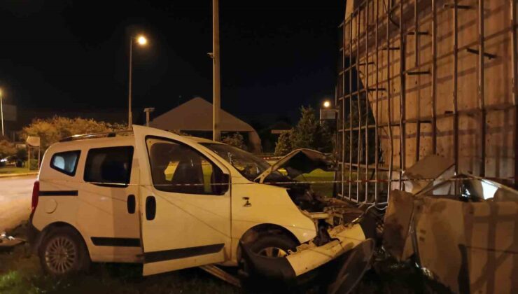 Hafif ticari araç köprülü kavşağın beton ayağına çarptı, motoru paramparça oldu