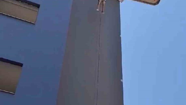 Halatı kopan iskelede asılı kalan işçiyi itfaiye kurtardı