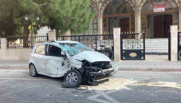 İki araç çarpıştı, savrulan pikap cami duvarını yıktı: 3 yaralı