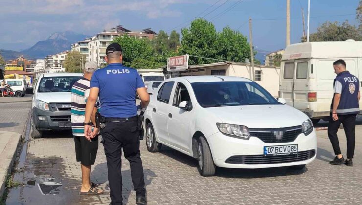 İki araca çarpan otomobilin sürücüsü yaralandı