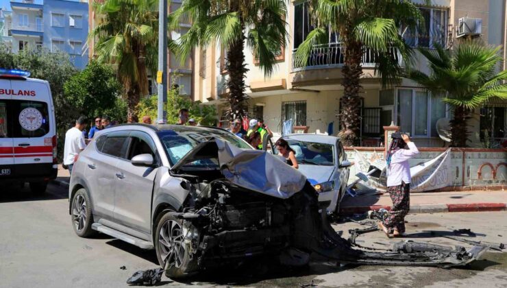 İki otomobil kavşakta çarpıştı, sürücüler hava yastığı sayesinde kazayı sıyrıklarla atlattı