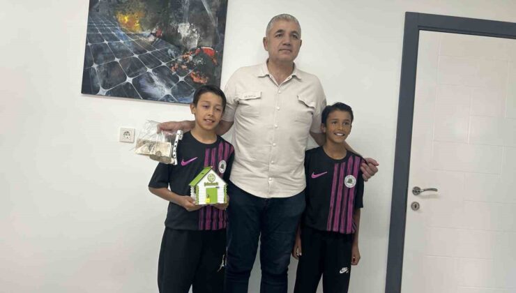 İkizler, krampon paralarını Isparta 32 Spor’a bağışladılar