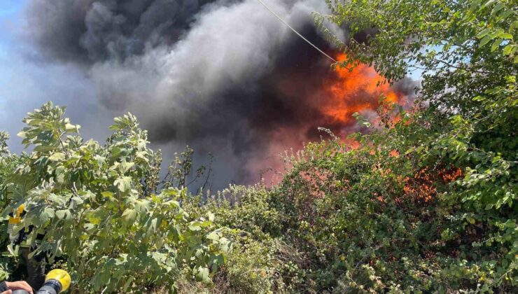 İnşaat malzemeleri bulunan depoda çıkan yangında tedirgin eden patlama