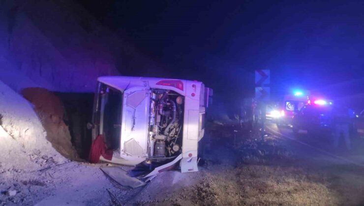 Isparta-Antalya karayolunda yolcu otobüsü devrildi: 13 yaralı