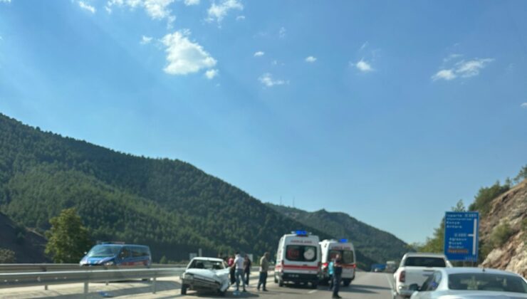 Isparta’da otomobil bariyerlere çarptı: 1’i bebek 4 yaralı