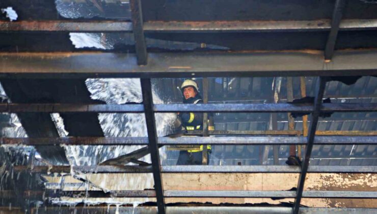 İzolasyon malzemesi bulunan işletmede çıkan yangın korkuttu