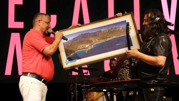 Kemer’de Zafer Bayramı coşkusu