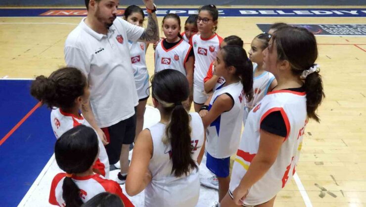 Kepez’in minik basketçilerden hazırlık maçı