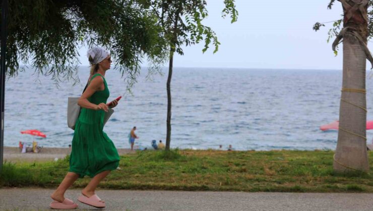 Konyaaltı’nda denizin keyfini çıkartan vatandaşlara yağış sürprizi