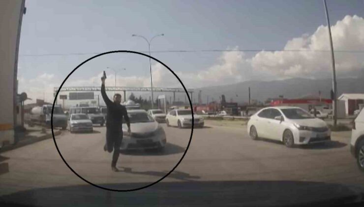 Korna tartışmasıyla başlayıp, yol verme tartışmasıyla devam eden olayda polis memuruna soruşturma