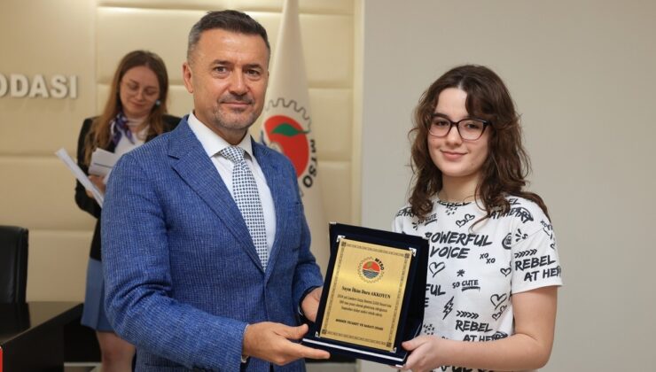 Lise ve üniversite sınavlarında dereceye giren öğrenciler ödüllendirildi