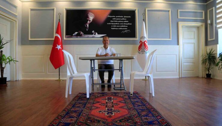 Makam odasına haciz gelen belediye başkanı plastik sandalye ve masada görevine devam ediyor