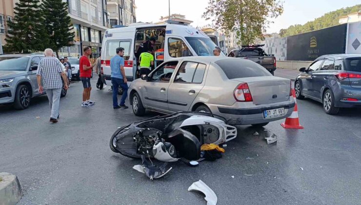 Manavgat’ta otomobil ile motosiklet çarpıştı: 2 yaralı