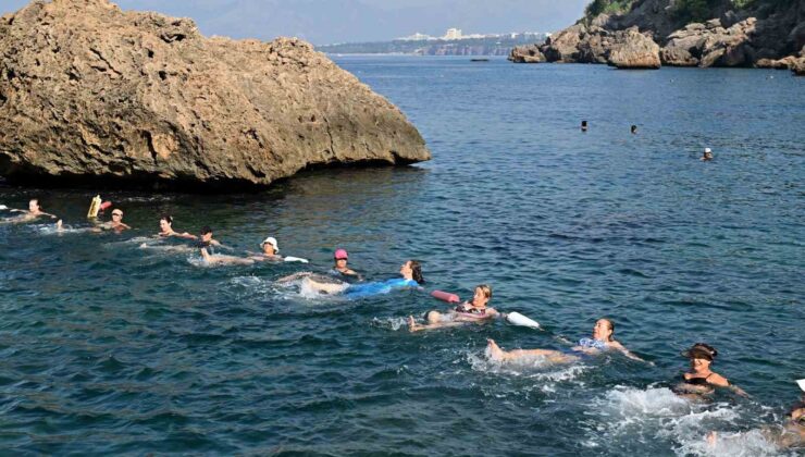 Mavi Bayraklı plajda su jimnastiğiyle hem spor hem serinlik