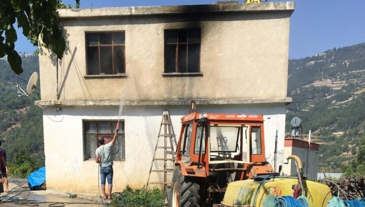 Mersin Erdemli’de ev yangını