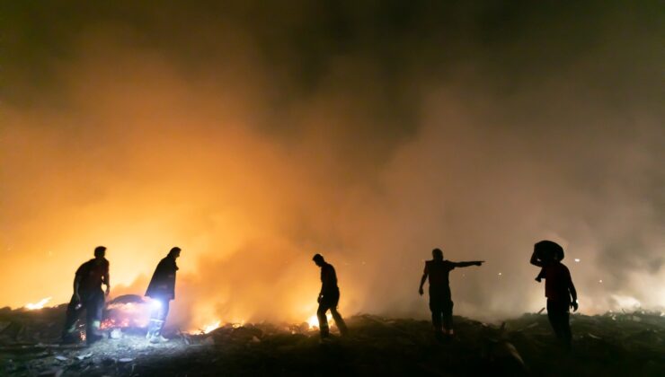 Mersin’de atık alanda yangın, müdahale sabaha kadar sürdü