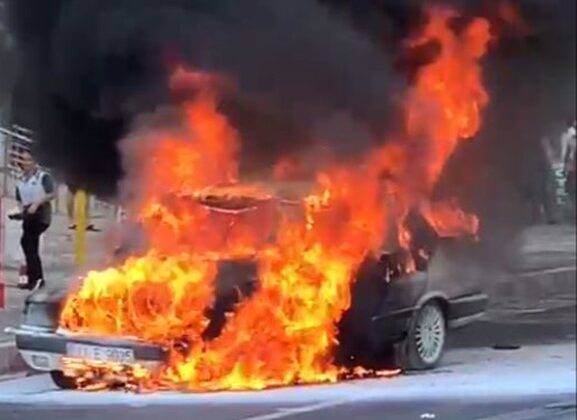 Mersin’de otomobil alev alev yandı