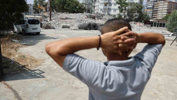 Mezun oldukları okulun yıkılışını izlediler