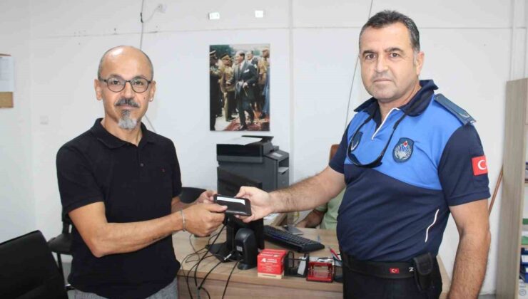 Minibüste unutulan cüzdan sahibine teslim edildi