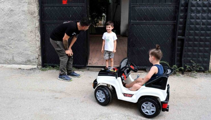 Minik Kerimcan ve down sendromlu Halil İbrahim’in akülü araba sevinci
